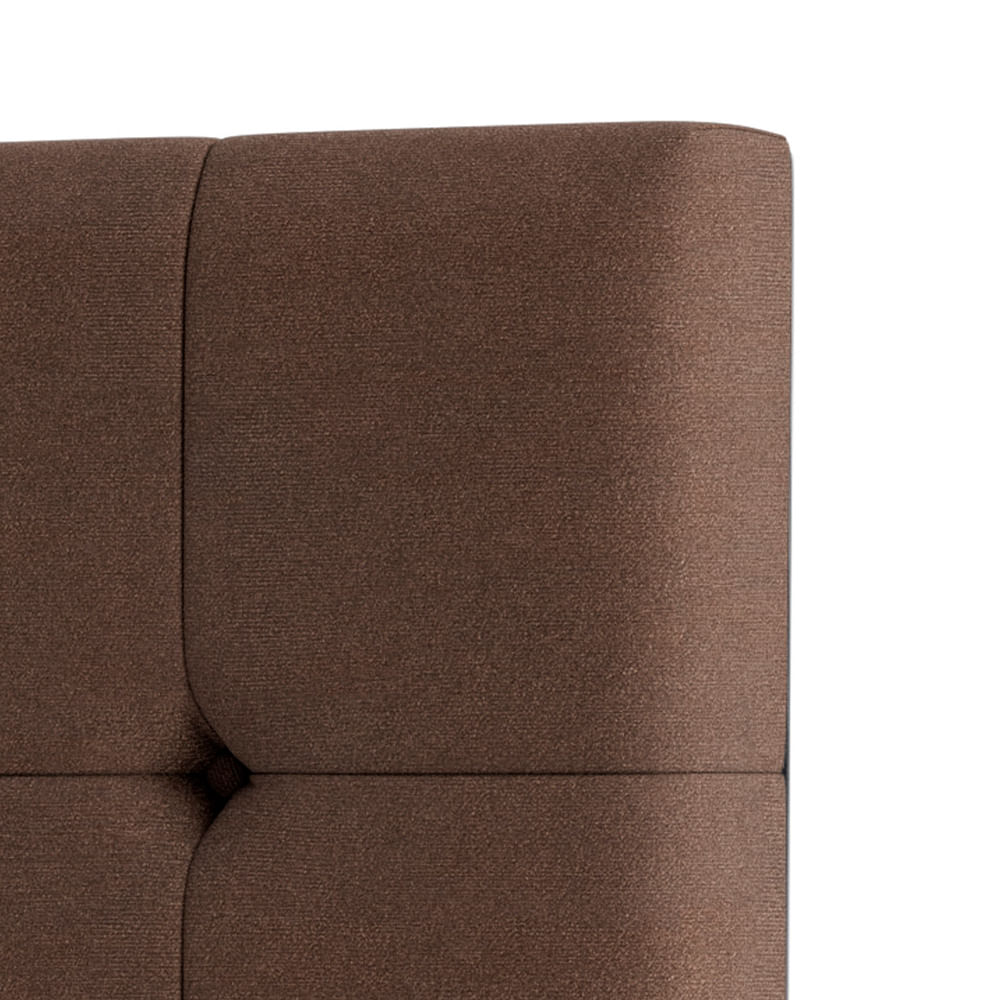 Toque Macio e Conforto Garantido  Desfrute do toque suave e aconchegante do revestimento em Veludo 100% Poliéster da cabeceira Chérie Veludo Brown. Este material luxuoso proporciona conforto excepcional, convidando você a relaxar e desfrutar de momentos de tranquilidade. Sinta a textura delicada do veludo ao tocar com as mãos e mergulhe em uma experiência de conforto incomparável.