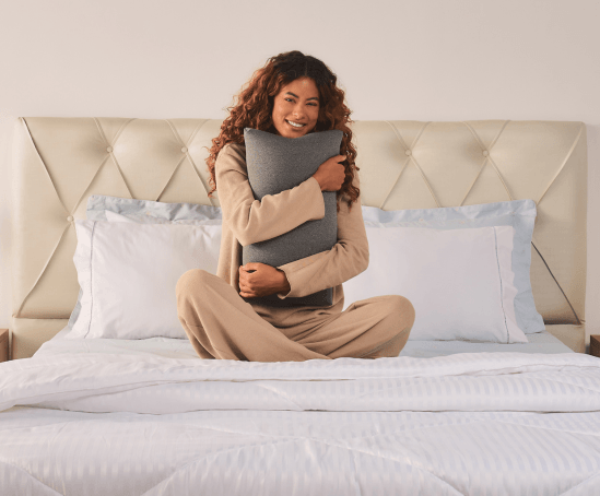 A Cabeceira Lovely Facto é a personificação da elegância clássica, inspirada nos icônicos modelos Chesterfield. Com seu design atemporal, ela traz um toque de sofisticação e requinte ao seu quarto. Disponível nos tamanhos Solteiro, Casal, Queen Size e King Size, esta cabeceira é perfeita para quem busca um ambiente luxuoso e acolhedor. Seus detalhes em botões e linhas suaves adicionam um charme especial, tornando-a uma peça central na decoração do seu quarto.