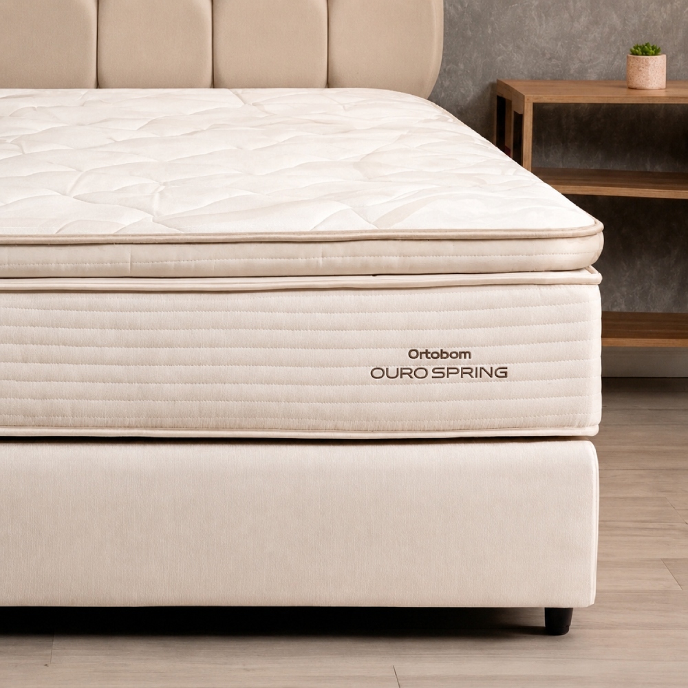 Este novo sommier é ideal para quem busca investir na composição perfeita para o quarto e não abre mão da experiência de uma suíte de luxo todas as noites. É a escolha certa para quem procura uma estrutura firme, feita com materiais de alta densidade que evitam o desgaste com o uso contínuo. Se o seu objetivo é uma base altamente resistente, elegante e feita para durar mantendo-se impecável, ela foi feita para você.