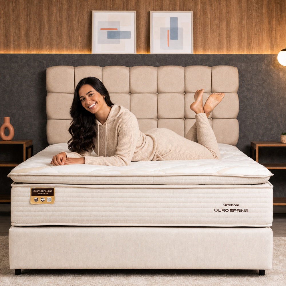 O novo Ouro Spring está ainda melhor! Desenhado e pensado para elevar o seu conforto diário ao de um hotel, ele foi feito para transformar as suas noites e levar a experiência de uma viagem cinco estrelas direto para a sua casa. Se você procura um colchão confortável e com alta tecnologia, este modelo combina um visual nobre com o bem-estar que você merece, trazendo o equilíbrio perfeito entre a maciez da hotelaria premium e o suporte firme que o corpo precisa para descansar.