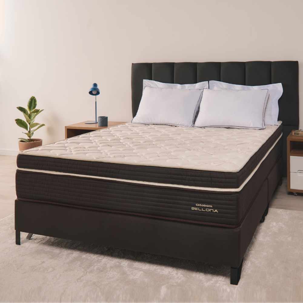 O colchão Bellona é ideal para quem busca um toque de luxo e conforto em seu ambiente de descanso. Perfeito para quartos clássicos e elegantes, ele atende às necessidades de quem valoriza tanto o conforto quanto o design. Seja para casais que desejam noites de sono sem interrupções ou para aqueles que apreciam um colchão de alta qualidade, o Bellona é a escolha certa. Seu design versátil e acabamento refinado fazem dele uma peça central que eleva a decoração do quarto, proporcionando um ambiente acolhedor e estiloso. Transforme suas noites e seu espaço com o colchão Bellona da Ortobom, onde cada detalhe é pensado para oferecer o melhor em conforto e elegância.